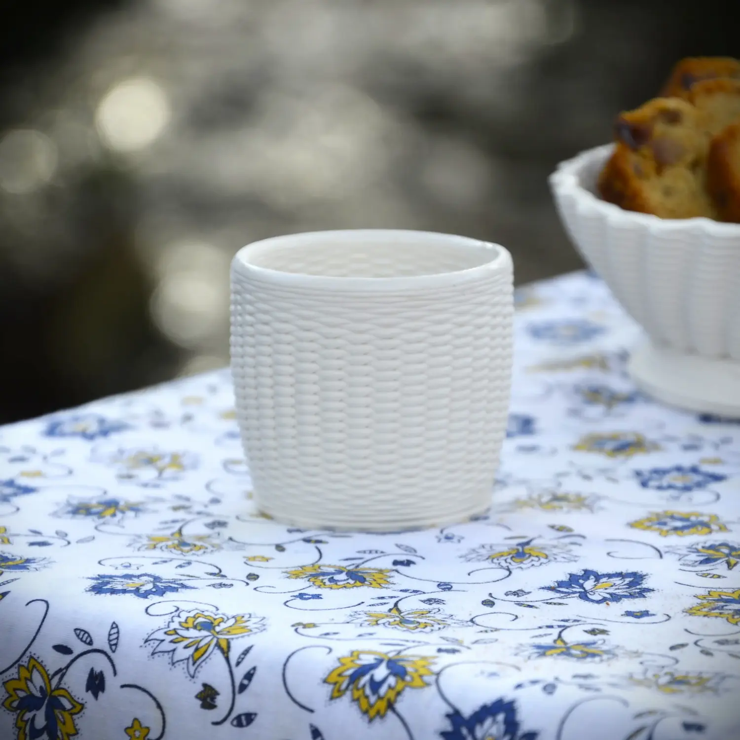 Tasse skyphos sur nappe